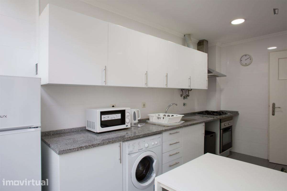 Quarto - localizado em Benfica Lisbon - Grande imagem: 4/10