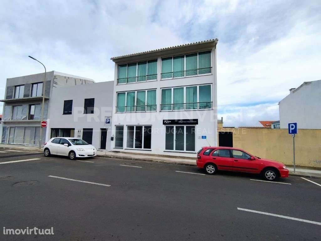 Prédio constituído por Duas lojas e três Apartamentos Praia da Vitória - Grande imagem: 5/40