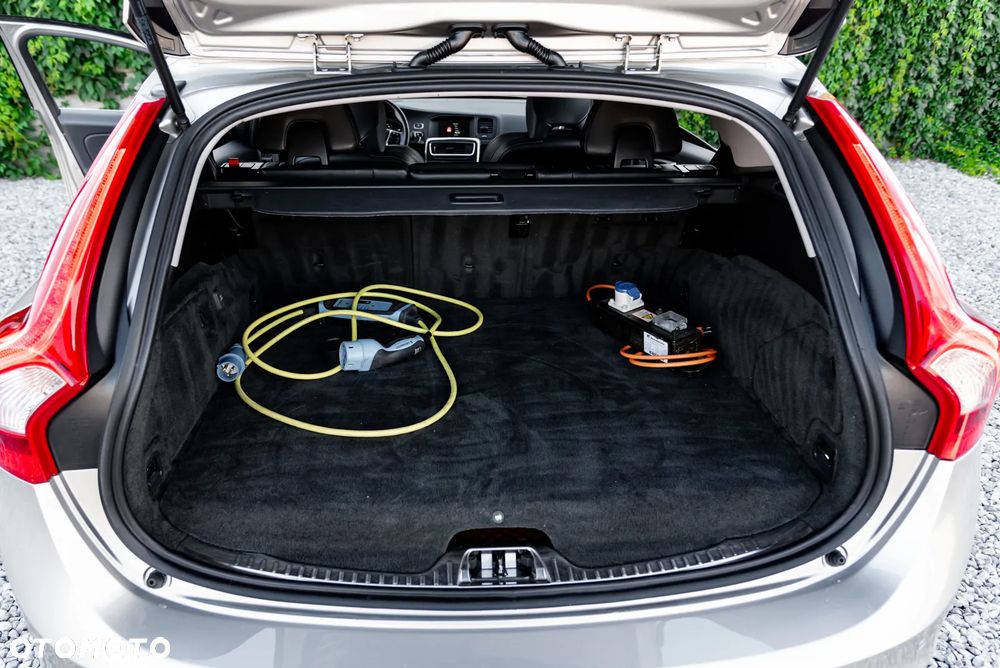 Volvo V60 D6 AWD Plug-in Hybrid Momentum - 13