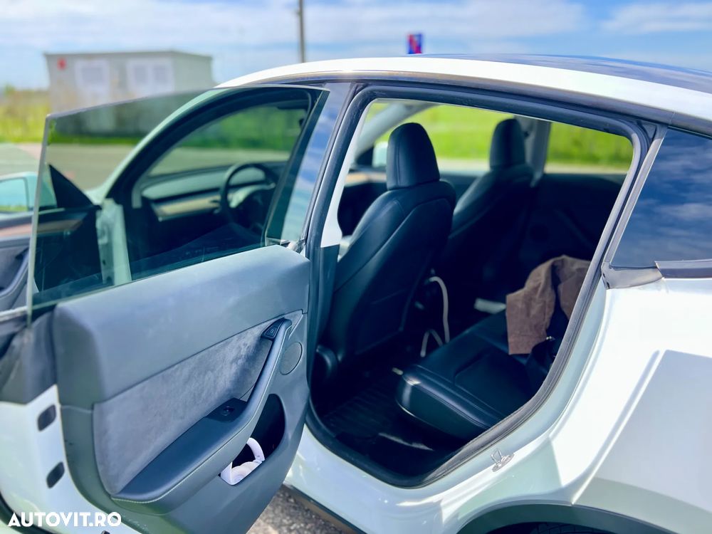 Tesla Model Y - 10