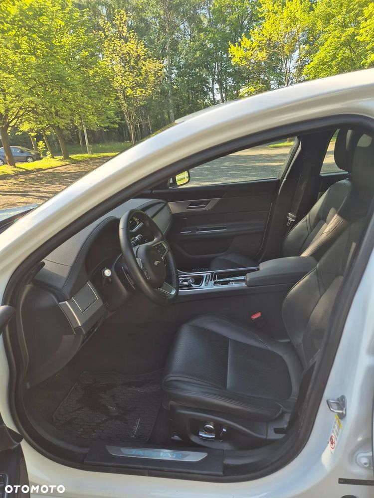Jaguar XF 2.0 T Prestige - 16
