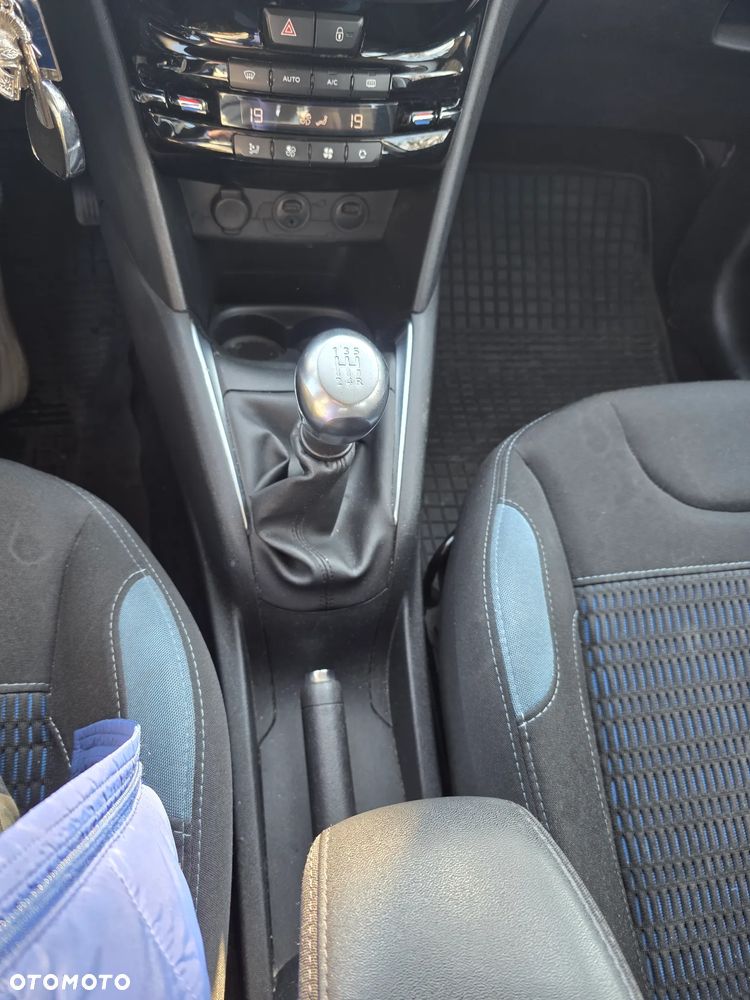 Peugeot 208 - 23