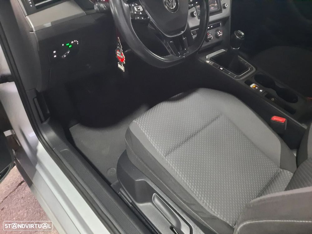 VW Passat 1.6 TDI BlueMotion - 16