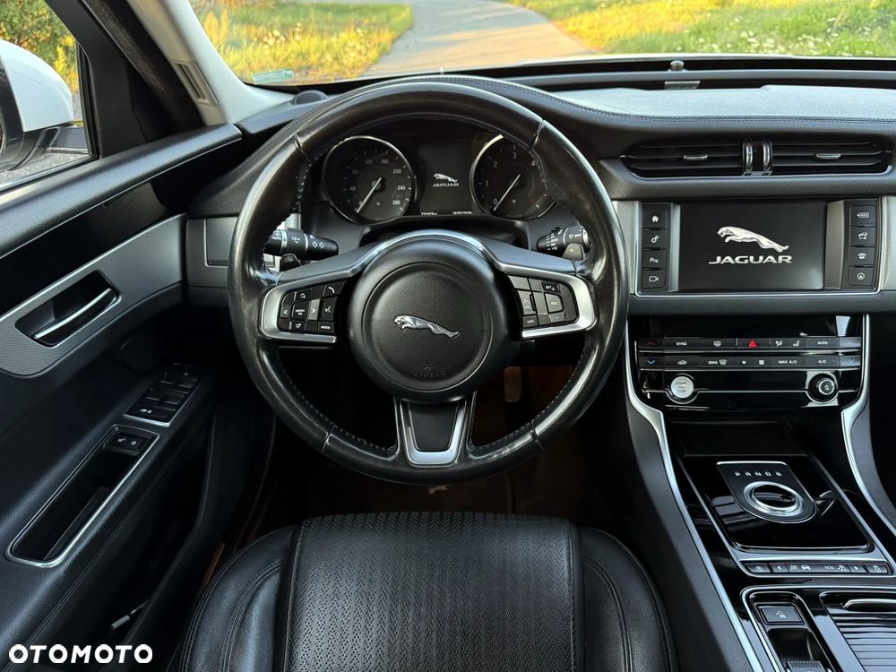 Jaguar XF 2.0 i4D AWD Prestige - 10