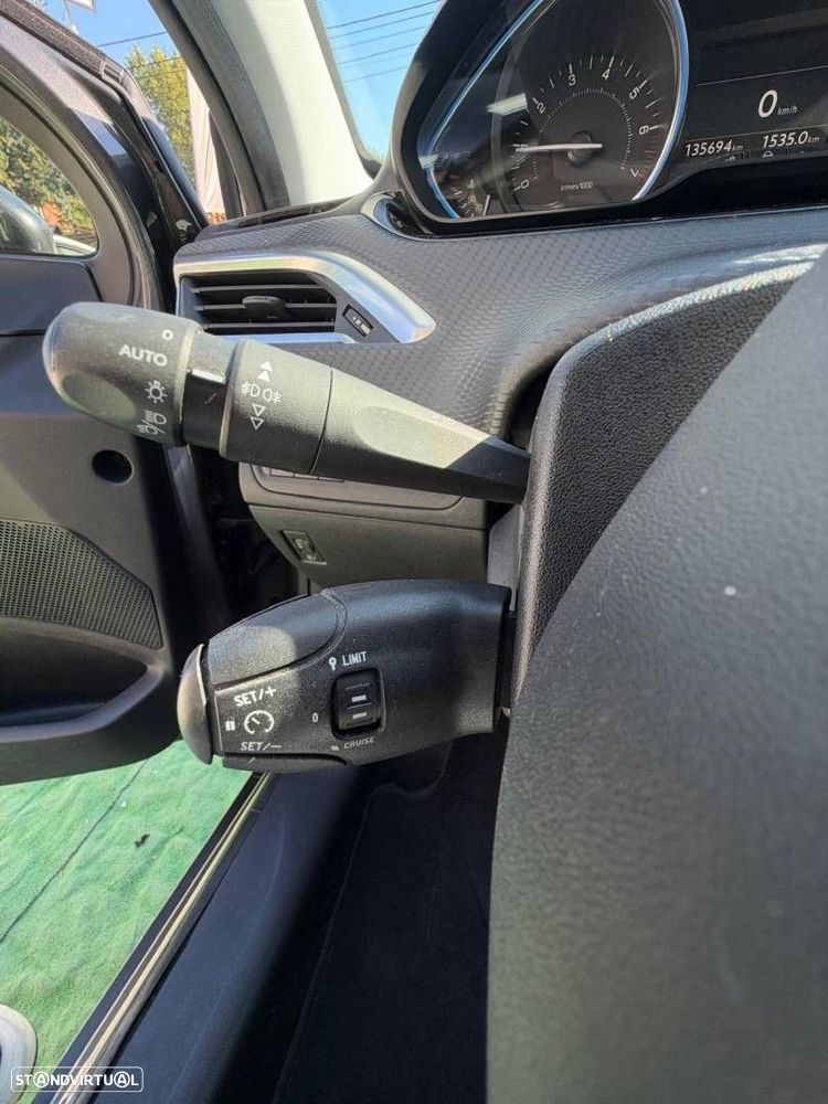 Peugeot 2008 1.2 PureTech Allure - 19