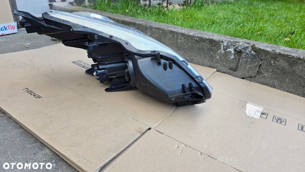 Toyota Prius Plus  12-16 Lampa Przód Przednia Lewa Oryginał - 6