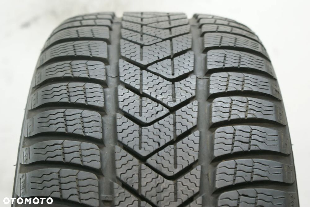 225/40R19 PIRELLI WINTER SOTTOZERO 3 , 6,3mm  B1666 - 1