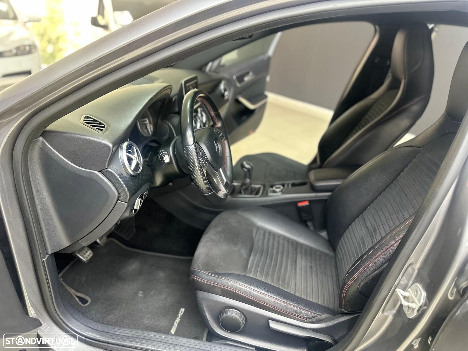 Mercedes-Benz A 180 AMG Line - 19