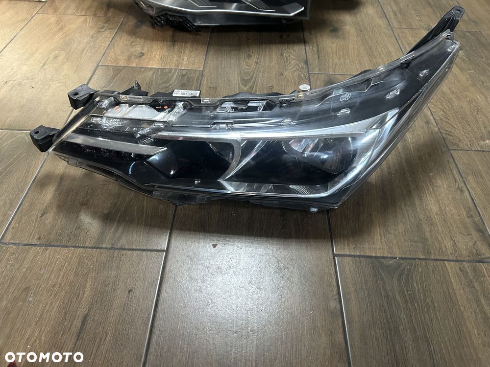 TOYOTA COROLLA E16 LIFT LAMPA LEWA EUROPA ZWYKŁA LED 81170-02L50-00 ORG