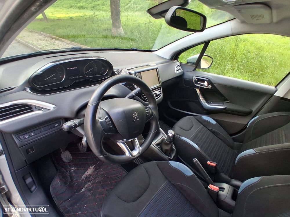 Peugeot 208 - 12