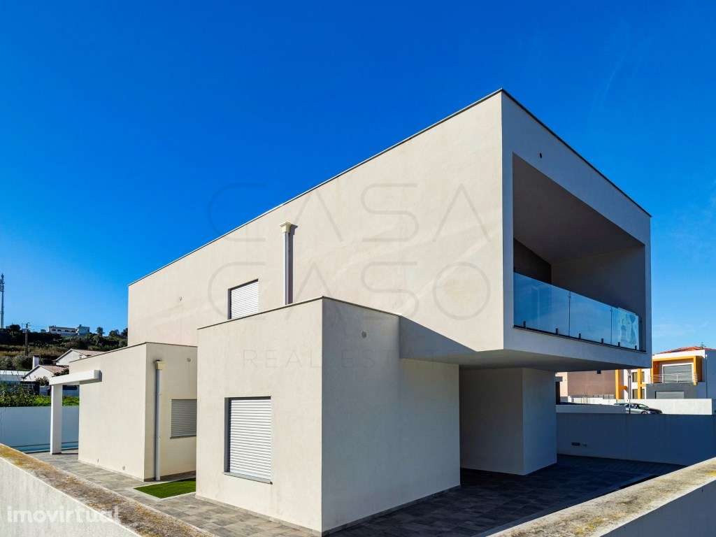 Moradia com 4 quartos, 3 WC's, piscina, parqueamento para 3 carros,... - Grande imagem: 3/36