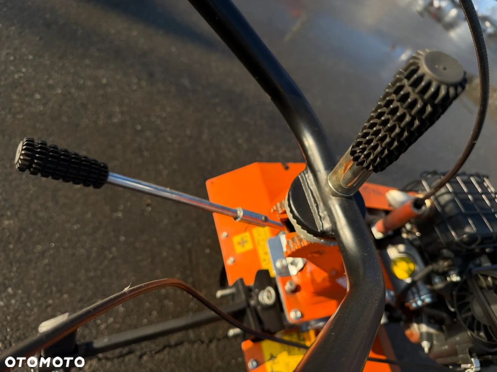 Husqvarna Glebogryzarka Kultywator BENASSI. Włoska Oryginalna Maszyna sprowadzona z Norwegii. Silnik Honda lub BRIGGS VANGUARD. 7km lub 5,5km . Szerokość rob. 80cm. 3 biegi pracy. To nie jest chińczyk!! Prawdziwy kultywator Przemysłowy koszt nowego około 10 tysięcy złotych. Okazja  cena zimowa wyprzedaż!! - 38