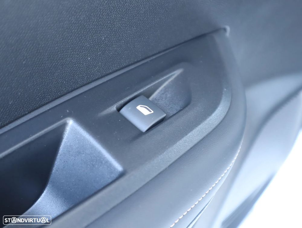 Peugeot 2008 1.2 Hybrid Allure e-DCS6 - 26