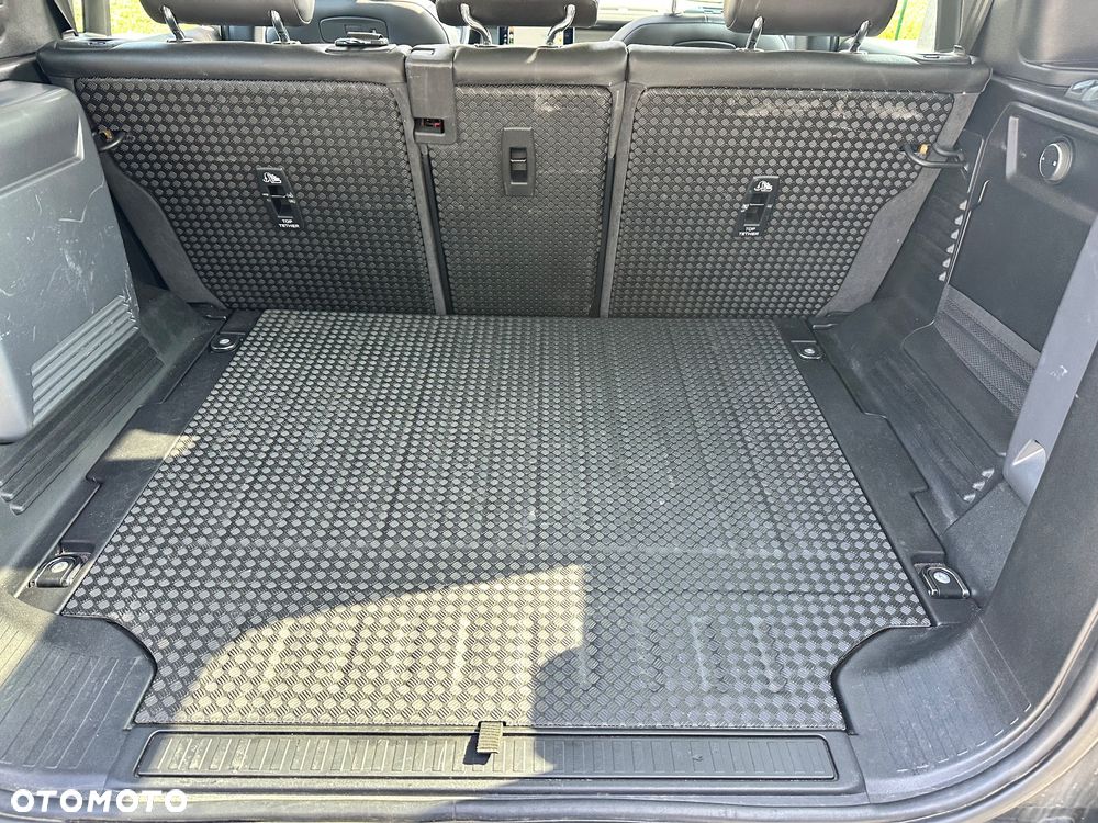 Land Rover Defender 110 D240 SE - 26