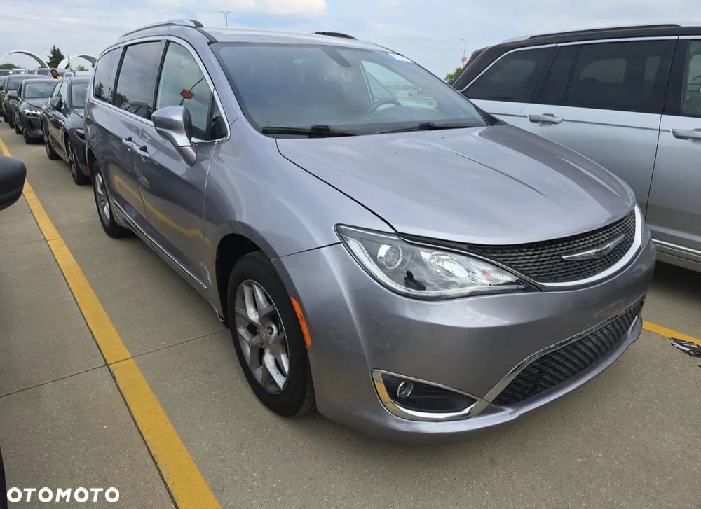 Chrysler Pacifica - 17