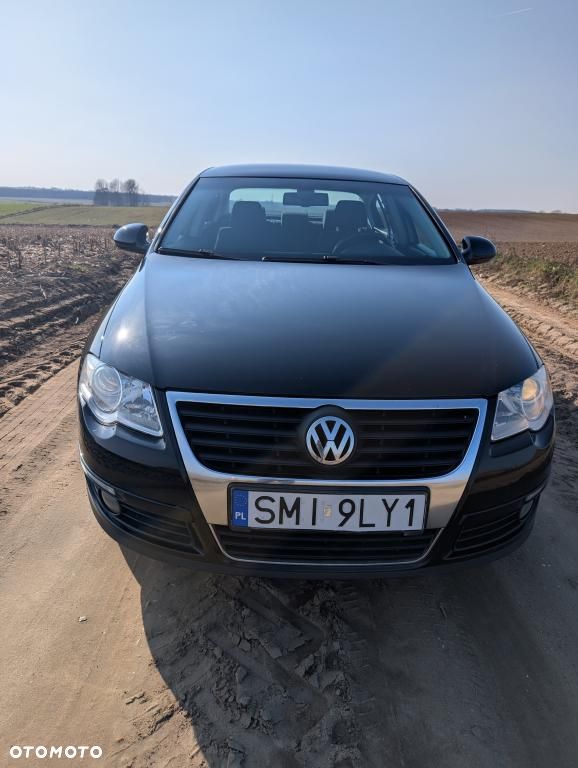 Volkswagen Passat - 1