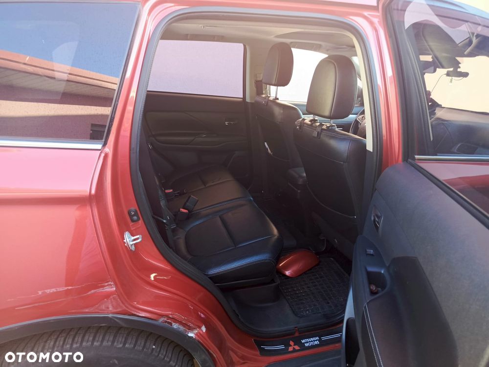 Mitsubishi Outlander Instyle NAVI + - 12