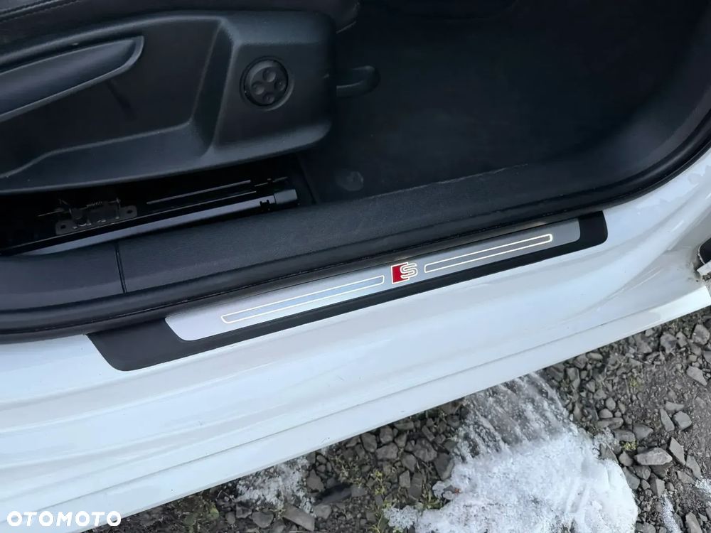 Audi A4 Avant 2.0 TDI ultra S tronic sport - 32