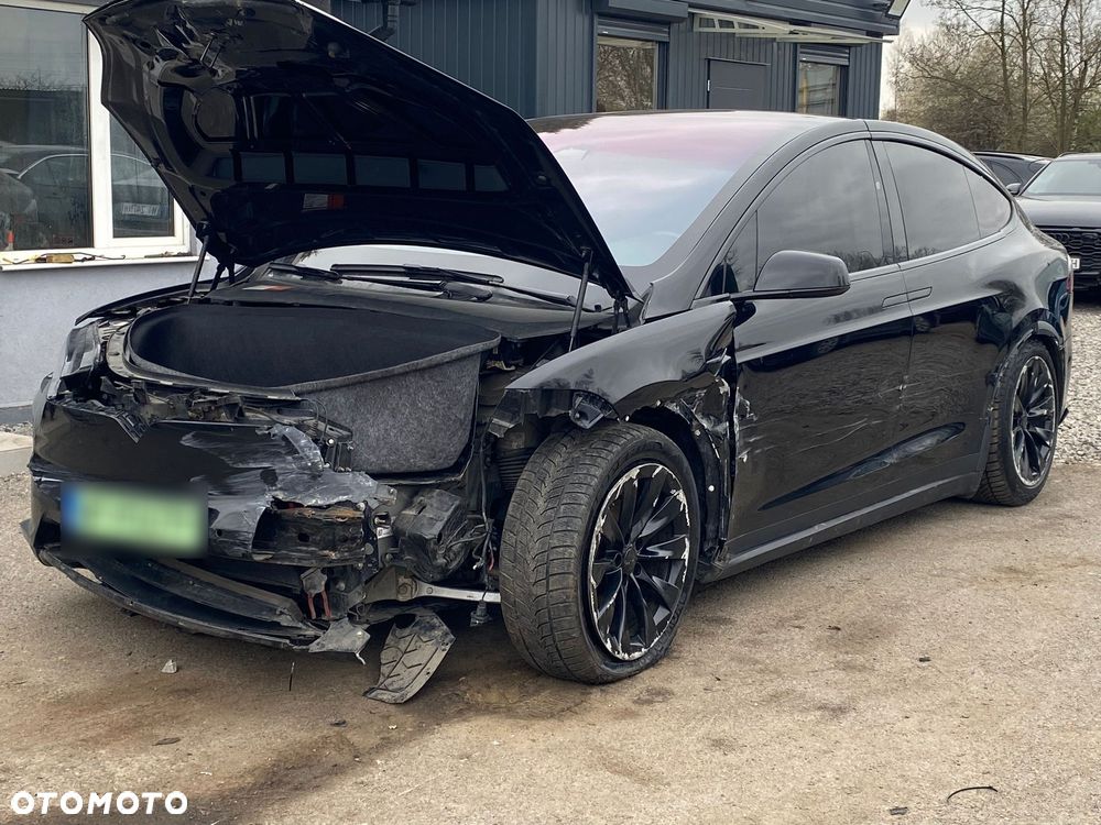 Tesla Model X - 11