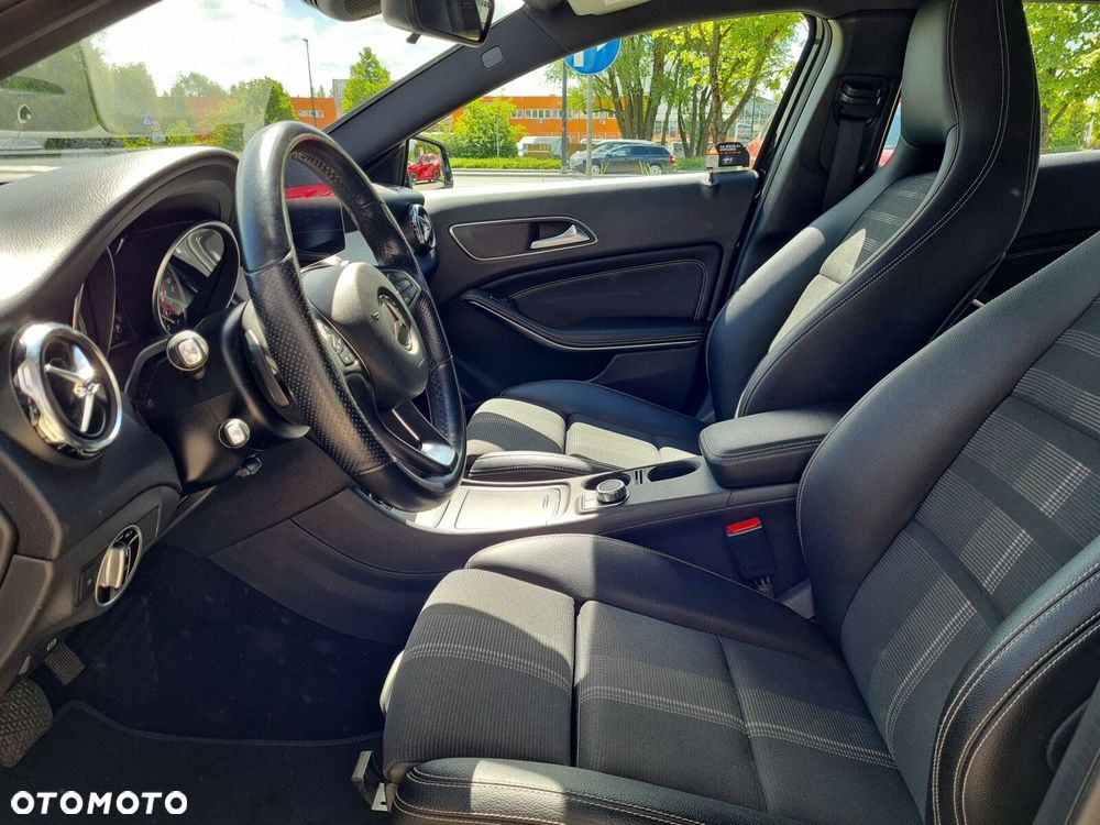 Mercedes-Benz GLA 180 7G-DCT Urban - 14