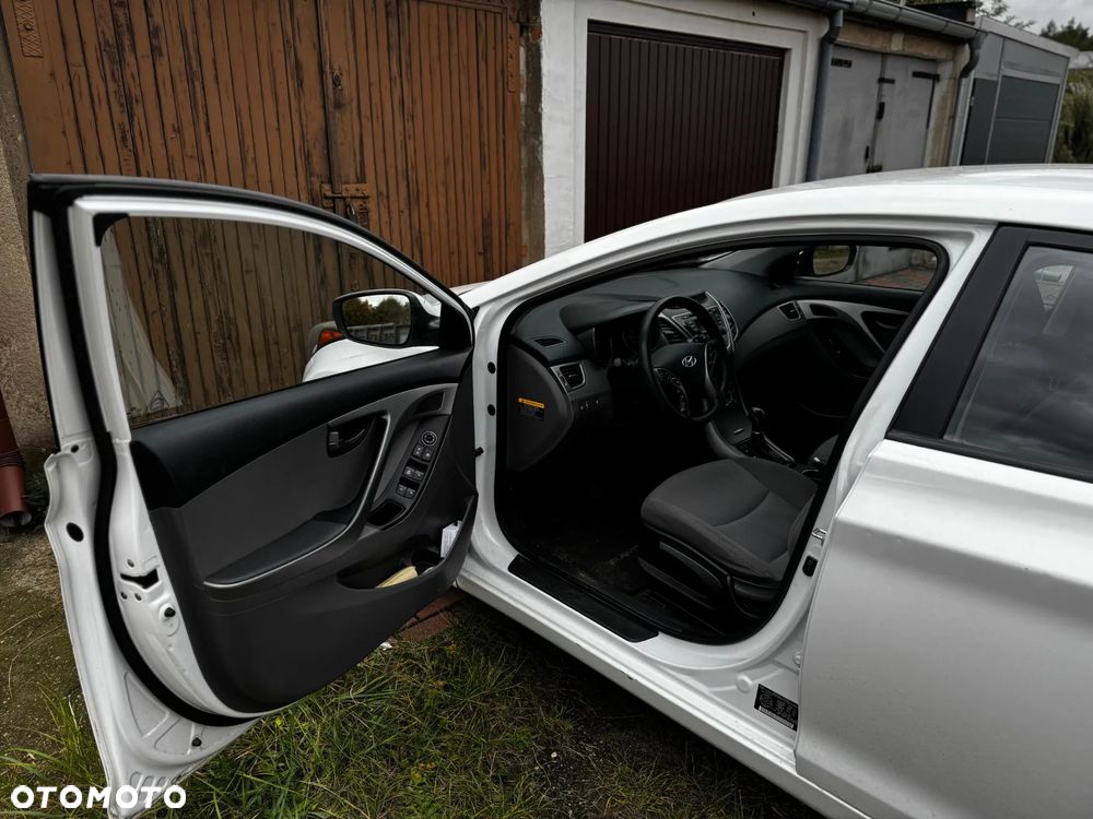 Hyundai Elantra - 4