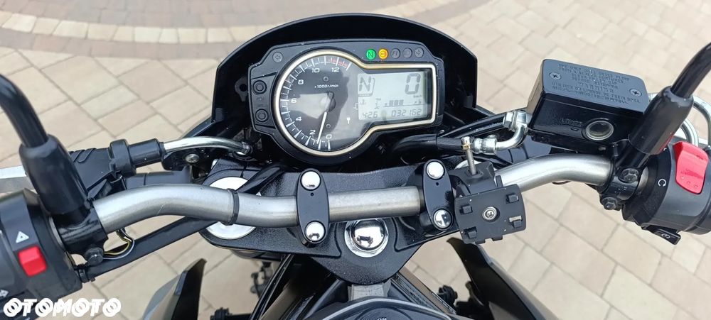 Suzuki GSR - 14