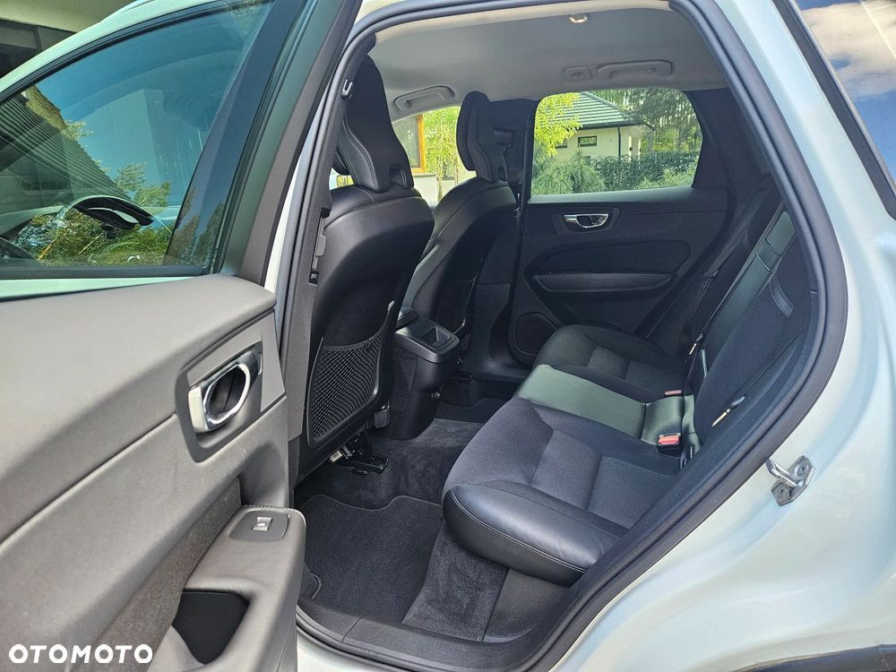 Volvo XC 60 D4 Momentum Pro - 25