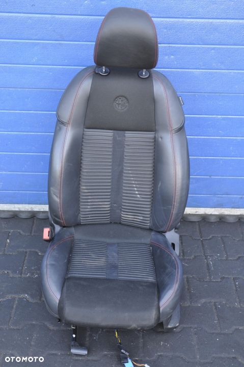 ALFA ROMEO GIULIETTA FOTEL KIEROWCY CZERWONA NIĆ - 1