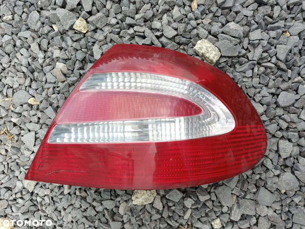MERCEDES W209 CLK Lampa Tylna Tył Prawa Pęknięta - 1