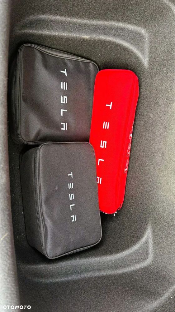 Tesla Model Y Long Range AWD - 17
