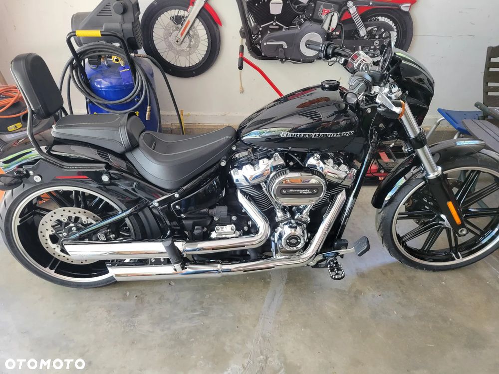 Harley-Davidson Softail Breakout - 34