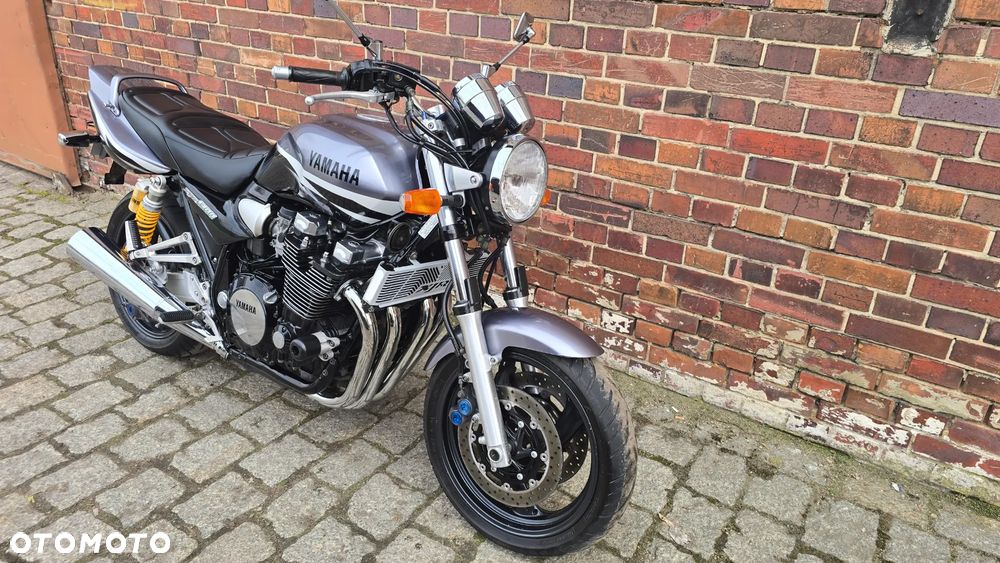 Yamaha XJR - 9