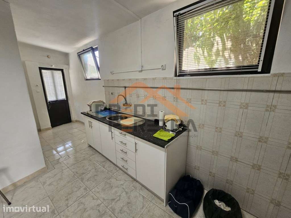 Situada no Bombarral, moradia T3+1 com garagem e logradouro de 286 m2. - Grande imagem: 4/46