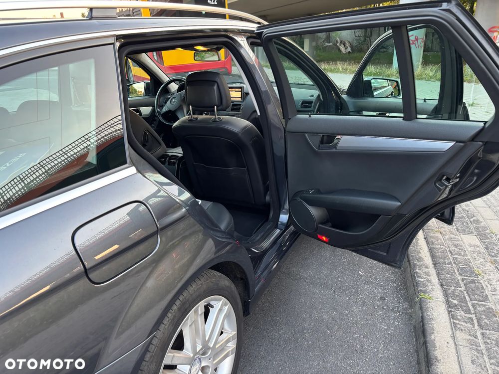 Mercedes-Benz Klasa C 200 CGI Automatik BlueEFFICIENCY Avantgarde - 23