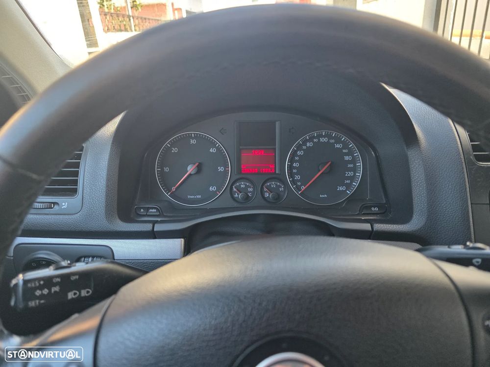 VW Jetta 1.9 TDi Confortline - 11