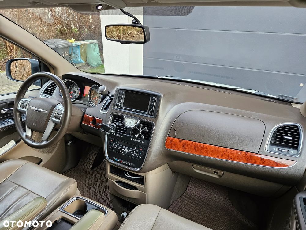 Chrysler Town & Country - 14