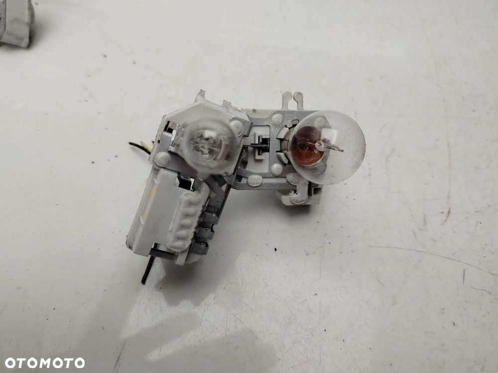 AUDI A3 8P 5D LIFT 08R- WKŁAD GNIAZDO LAMPY LEWY TYŁ W KLAPE 8P4945257C - 2