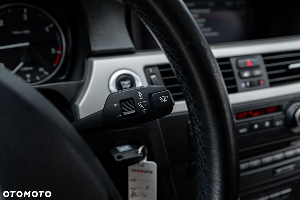 BMW Seria 3 320d xDrive DPF - 32
