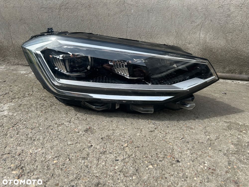 Lampa przednia prawa VW Golf Sportsvan 517941082A