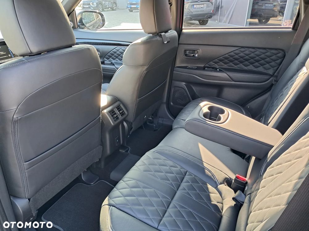 Mitsubishi Outlander PHEV Instyle + - 11