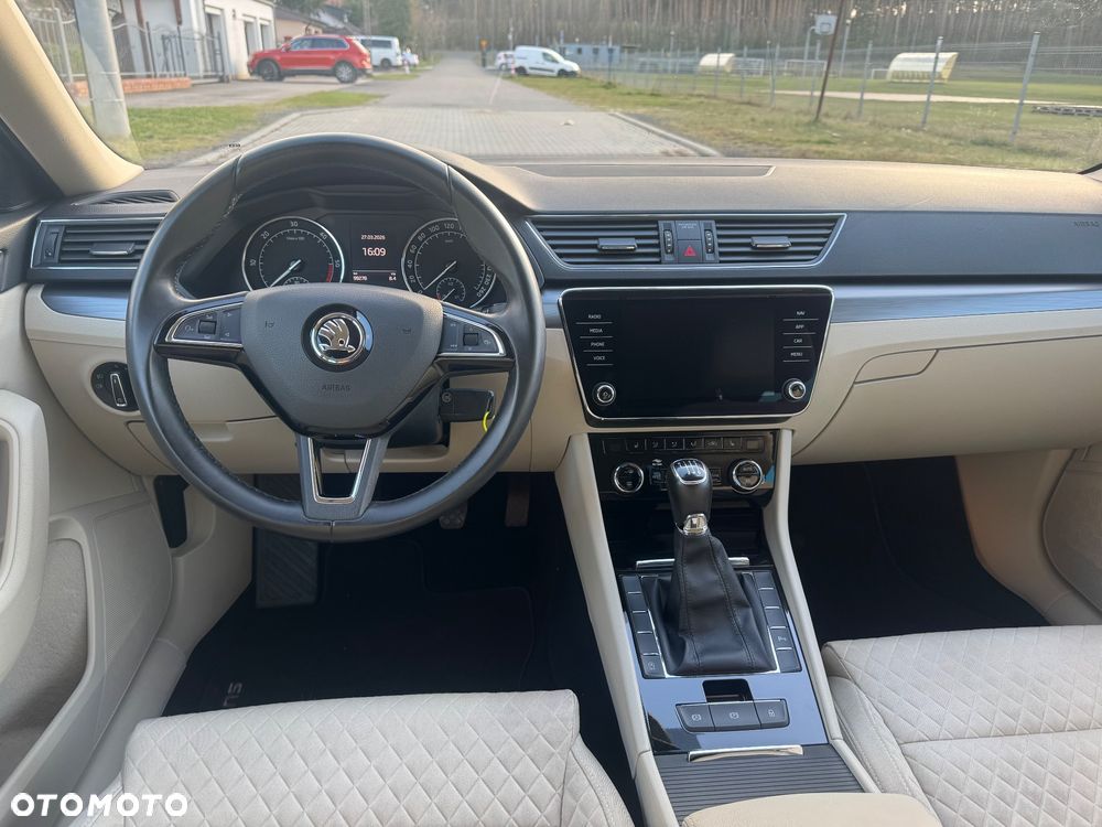 Skoda Superb 2.0 TDI Premium Edition - 11
