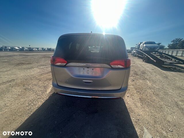 Chrysler Pacifica - 11