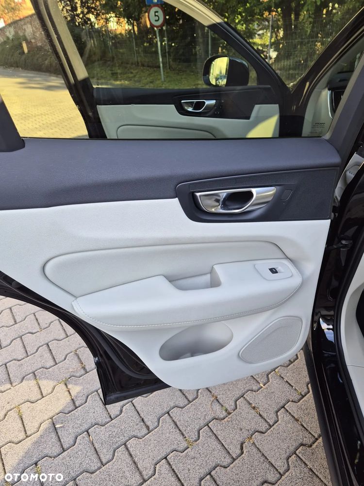 Volvo XC 60 B4 B Plus Dark - 19