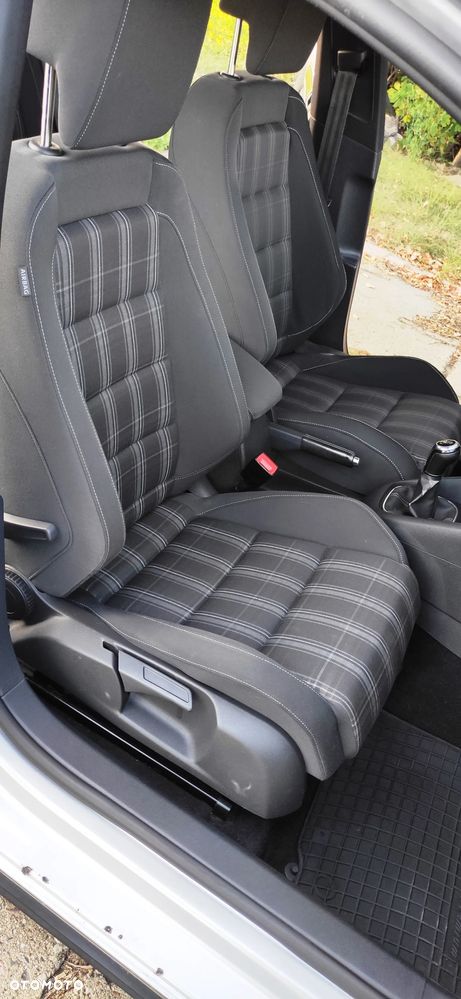 Volkswagen Golf - 22