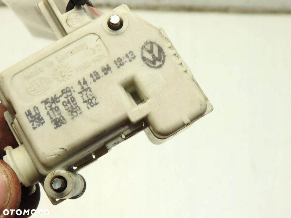 SIŁOWNIK KLAPKI WLEWU PALIWA VOLKSWAGEN TOURAN I 1T0818773 - 5