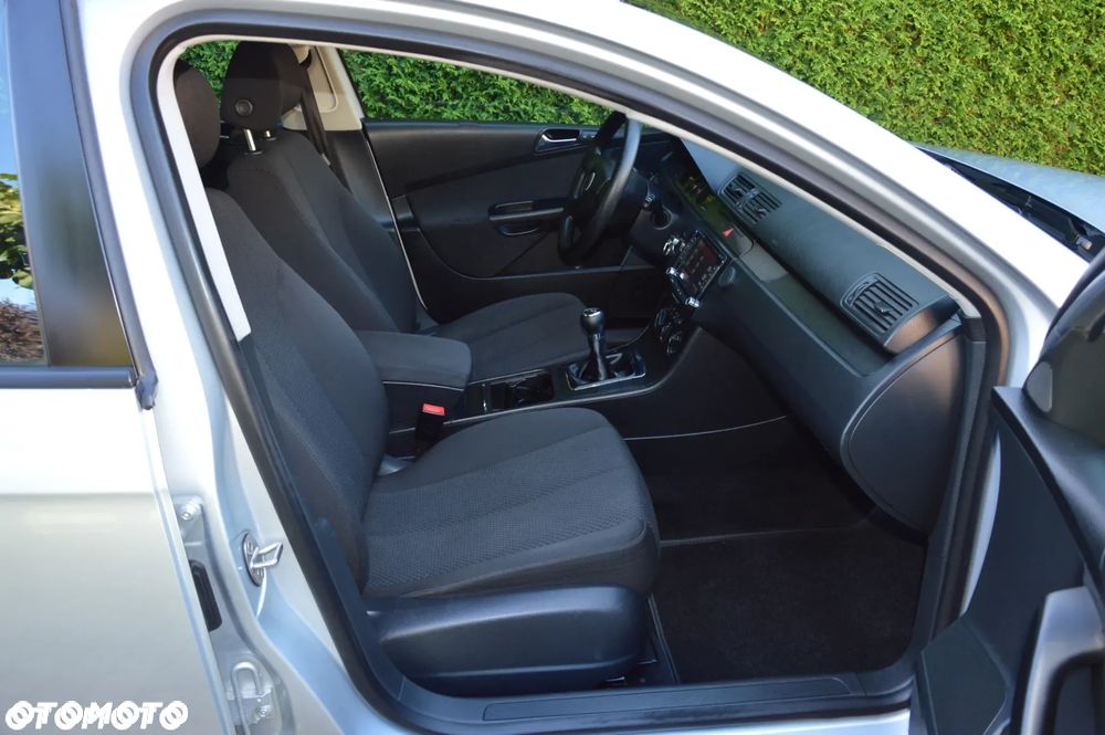 Volkswagen Passat 1.6 Trendline - 17