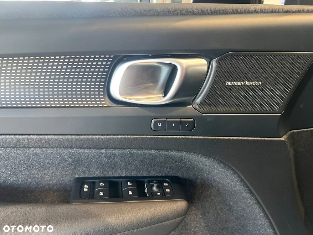 Volvo XC 40 B4 B DKG Ultra Black Edition - 13