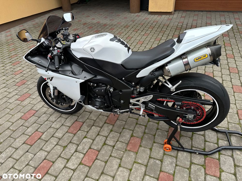 Yamaha R1 - 30