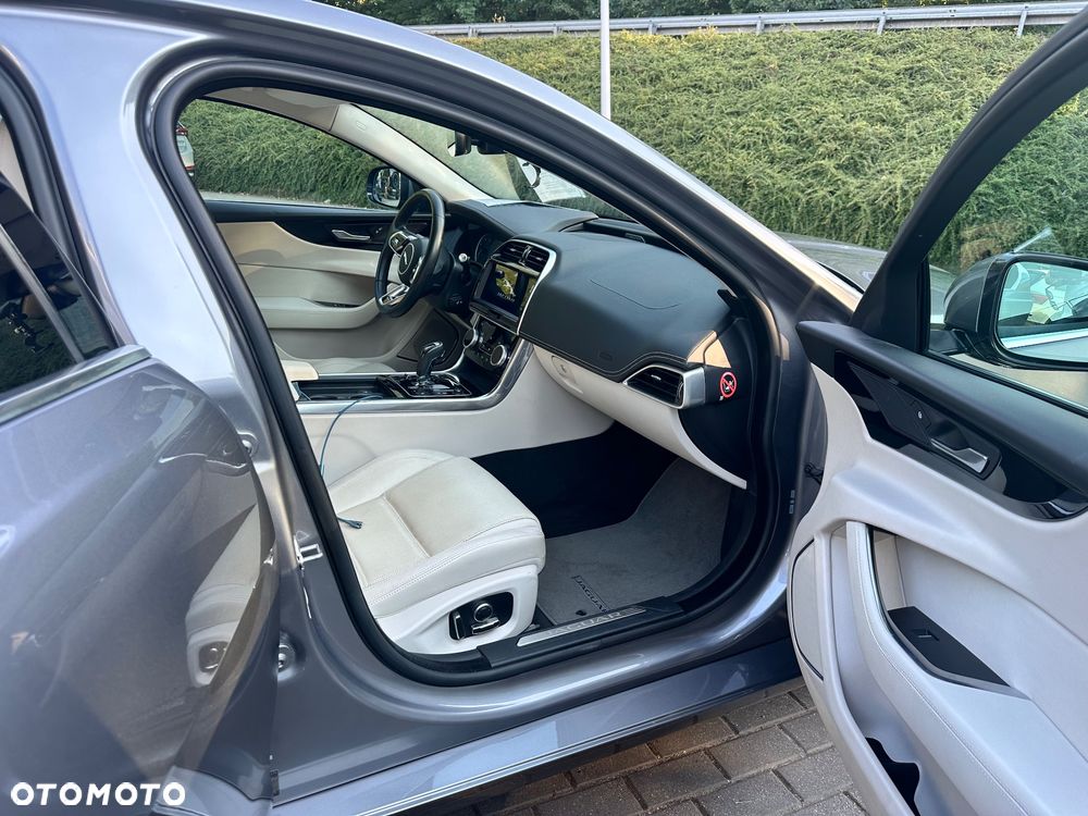 Jaguar XE 2.0 D180 R-Dynamic S - 16