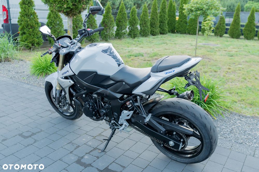 Suzuki GSR - 8